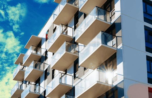 2026年の経済動向と不動産投資市場を解説するマンションイメージ